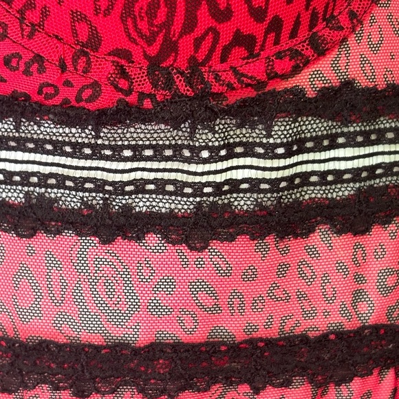 Marilyn Monroe Red and Black Leopard Chemise - Picture 6 of 7